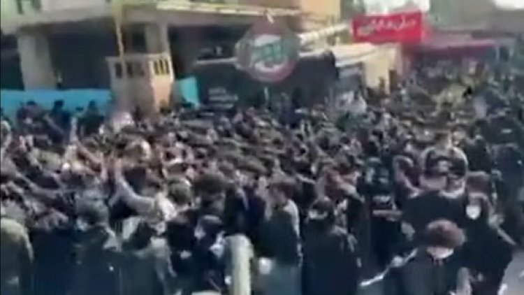 İran'da üniversite öğrencileri tekrar gösteri düzenledi