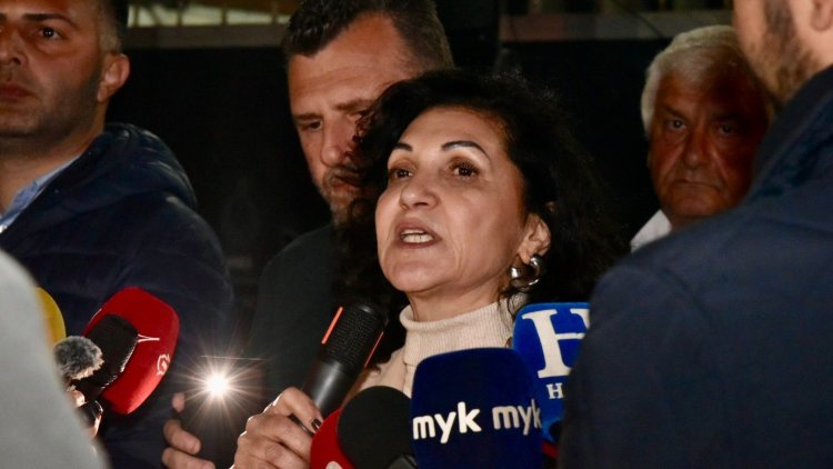 Kamuda örgütlü beş sendika hükümeti protesto etmek amacıyla yürüyüş düzenledi