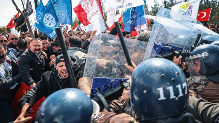 Meclis Başkanı meclisi bugün toplanmayacağını açıkladı, sendikalar grevi askıya aldı