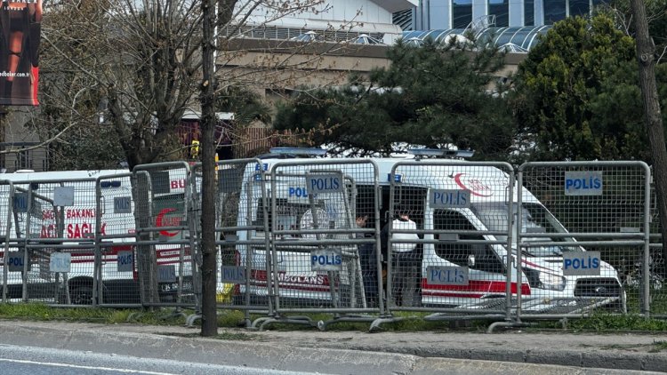 Türkiye: İstanbul'da polis noktasına saldırı düzenleyen 3 terörist etkisiz hale getirildi