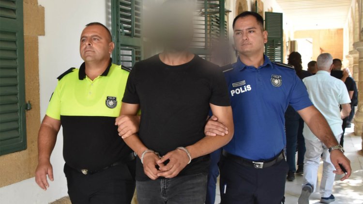 İki polis aracına çarptı, 15 el ateşle lastiği patlatıldı ama kaçıp Güney Kıbrıs’a geçti