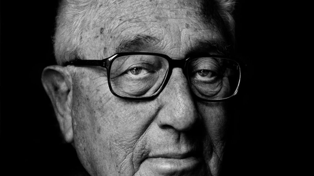 https://mikro-makro.net/kibrisi-bolen-adam-amerikali-diplomat-henry-kissinger-oldu