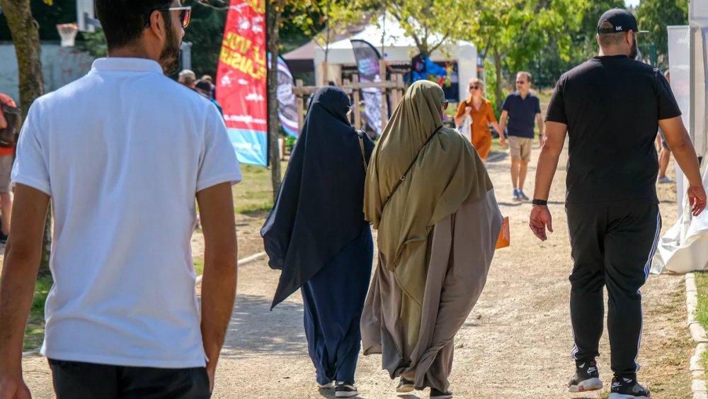 https://mikro-makro.net/fransada-laiklik-krizi-yaratan-rapor-musluman-kardesler-okullari-ve-mahalleleri-ele-geciriyor