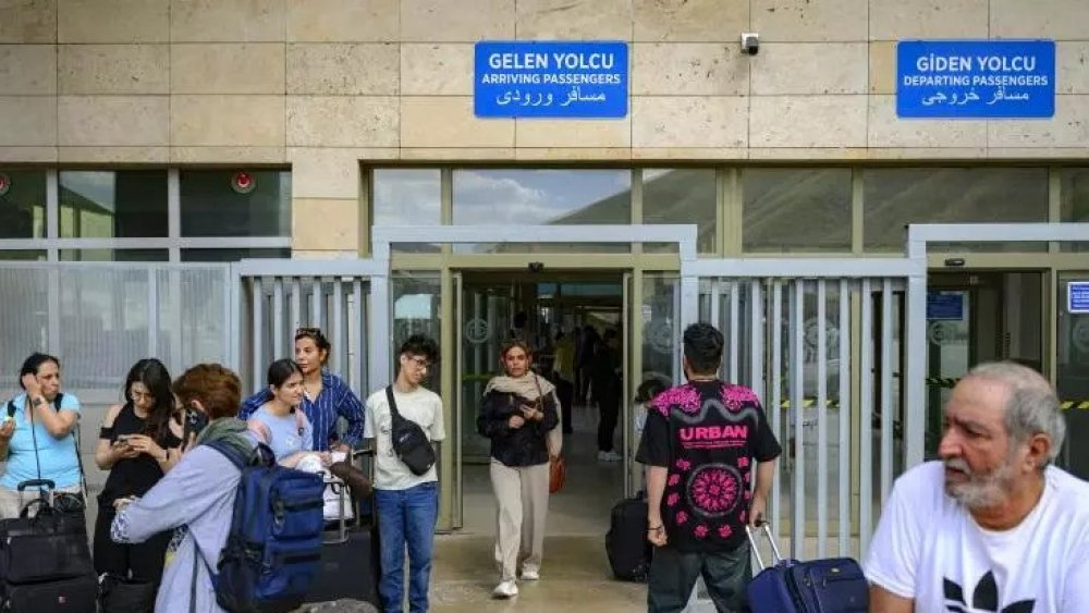 https://mikro-makro.net/le-monde-turkiyenin-iranla-sinir-kapisi-kapikoyden-gunduzleri-saatte-300u-askin-kisi-geciyor
