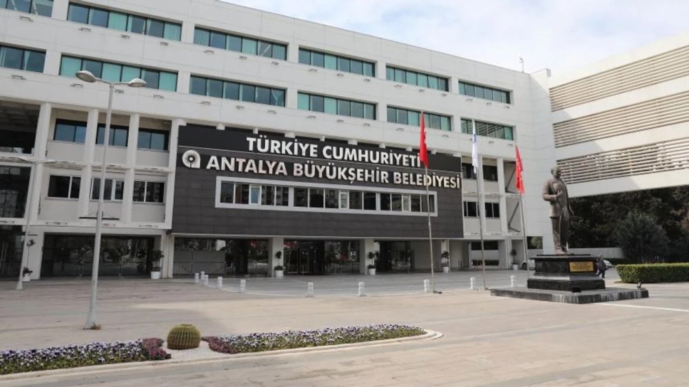 https://mikro-makro.net/chpli-antalya-buyuksehir-belediye-baskani-muhittin-bocek-de-gozaltina-alindi