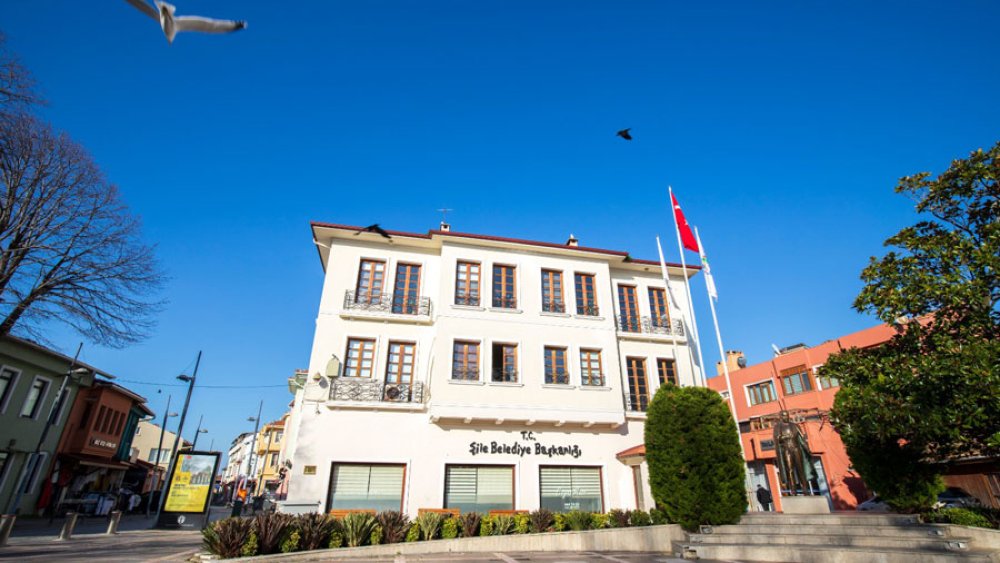 https://mikro-makro.net/chpli-sile-belediye-baskani-ozgur-kabadayi-gozaltina-alindi