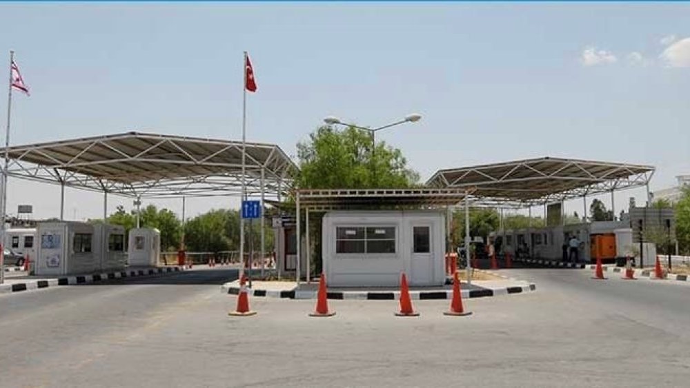 https://mikro-makro.net/kktc-kimligi-ile-guney-kibrisa-gecenlerin-islemleri-daha-uzun-surecek