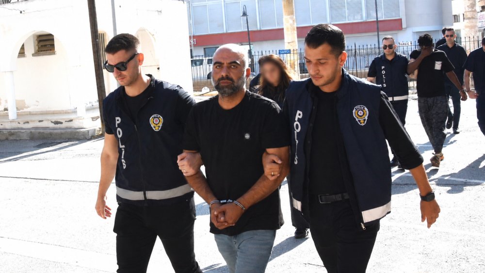 https://mikro-makro.net/seydi-ahmet-tuncer-esi-rukiye-tunceri-basina-defalarca-vurarak-katletti