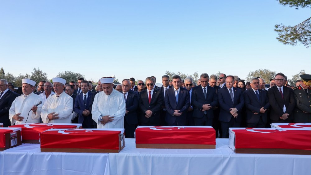 https://mikro-makro.net/15-kibrisli-turk-52-yil-sonra-yeniden-topraga-verildi-sehitler-muzesi-acildi