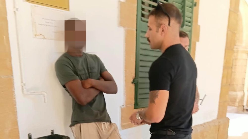https://mikro-makro.net/lefkosada-3-yil-10-aydir-ikamet-izinsiz-oldugu-tespit-edilen-zanliya-3-gun-tutukluluk