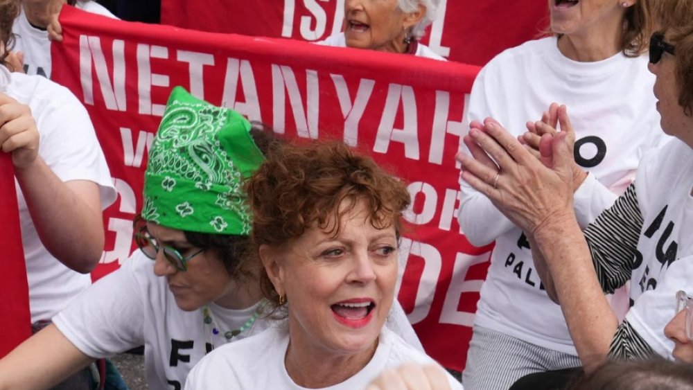https://mikro-makro.net/oyuncu-susan-sarandon-ve-hannah-einbinder-netanyahu-karsiti-protestoda-gozaltina-alindi