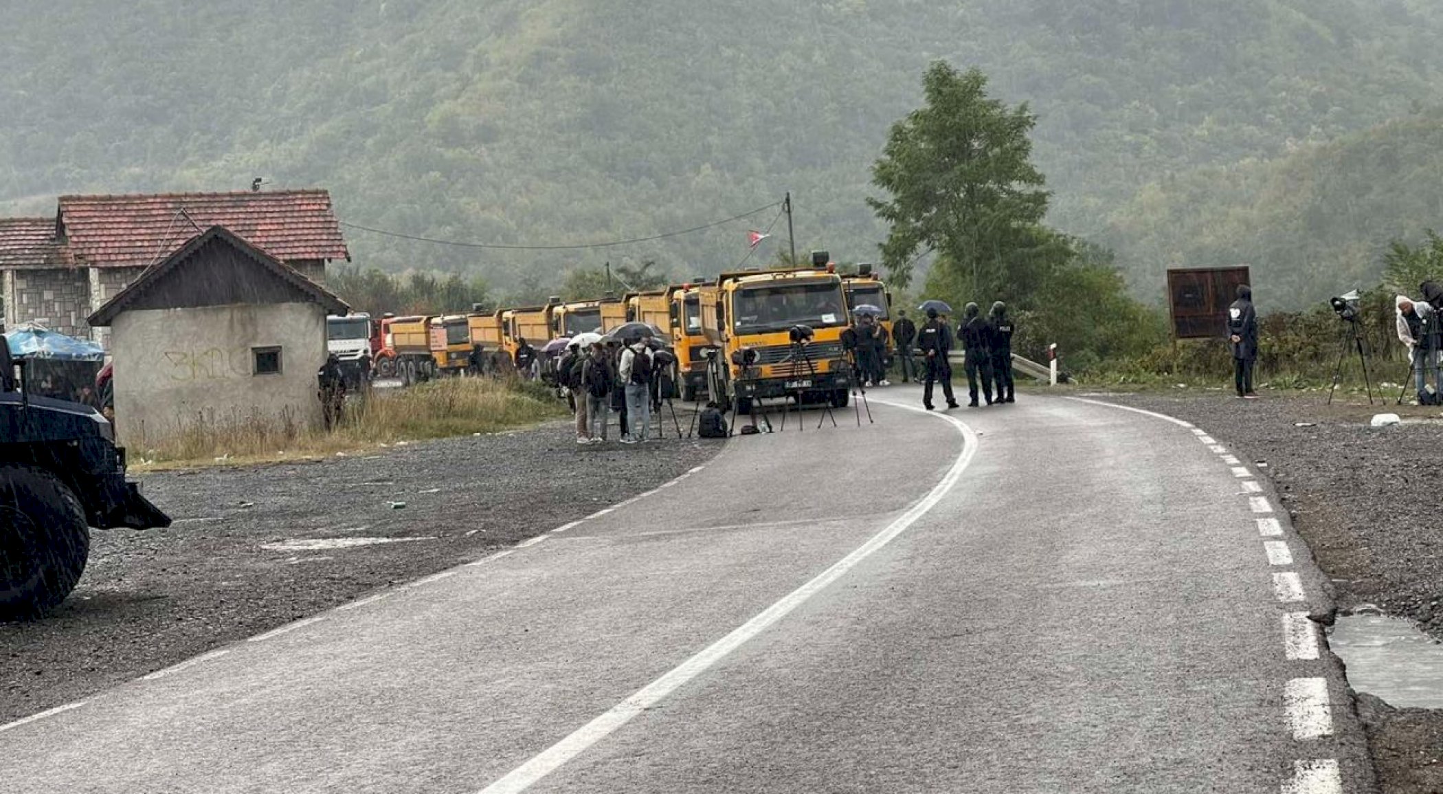 https://mikro-makro.net/kosova-ve-sirbistan-arasindaki-gecis-noktalarinda-plaka-gerginligi-devam-ediyor