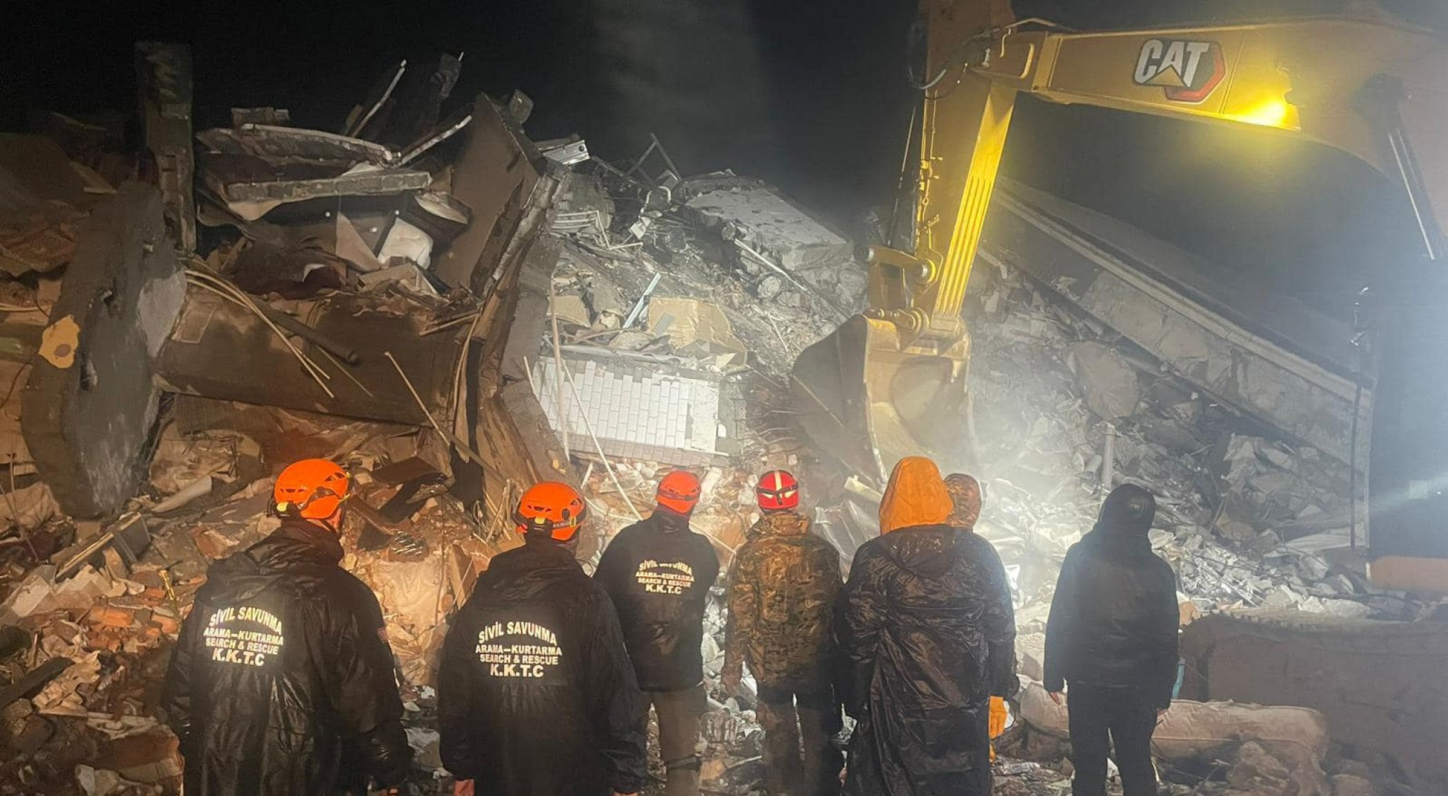 https://mikro-makro.net/adiyamanda-enkaz-altinda-kalan-kibrislilar-icin-bekleyis-suruyor