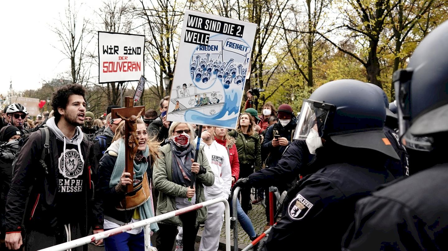 Berlin'de aşırı sağcılar salgın önlemlerini maskesiz ve mesafesiz protesto etti