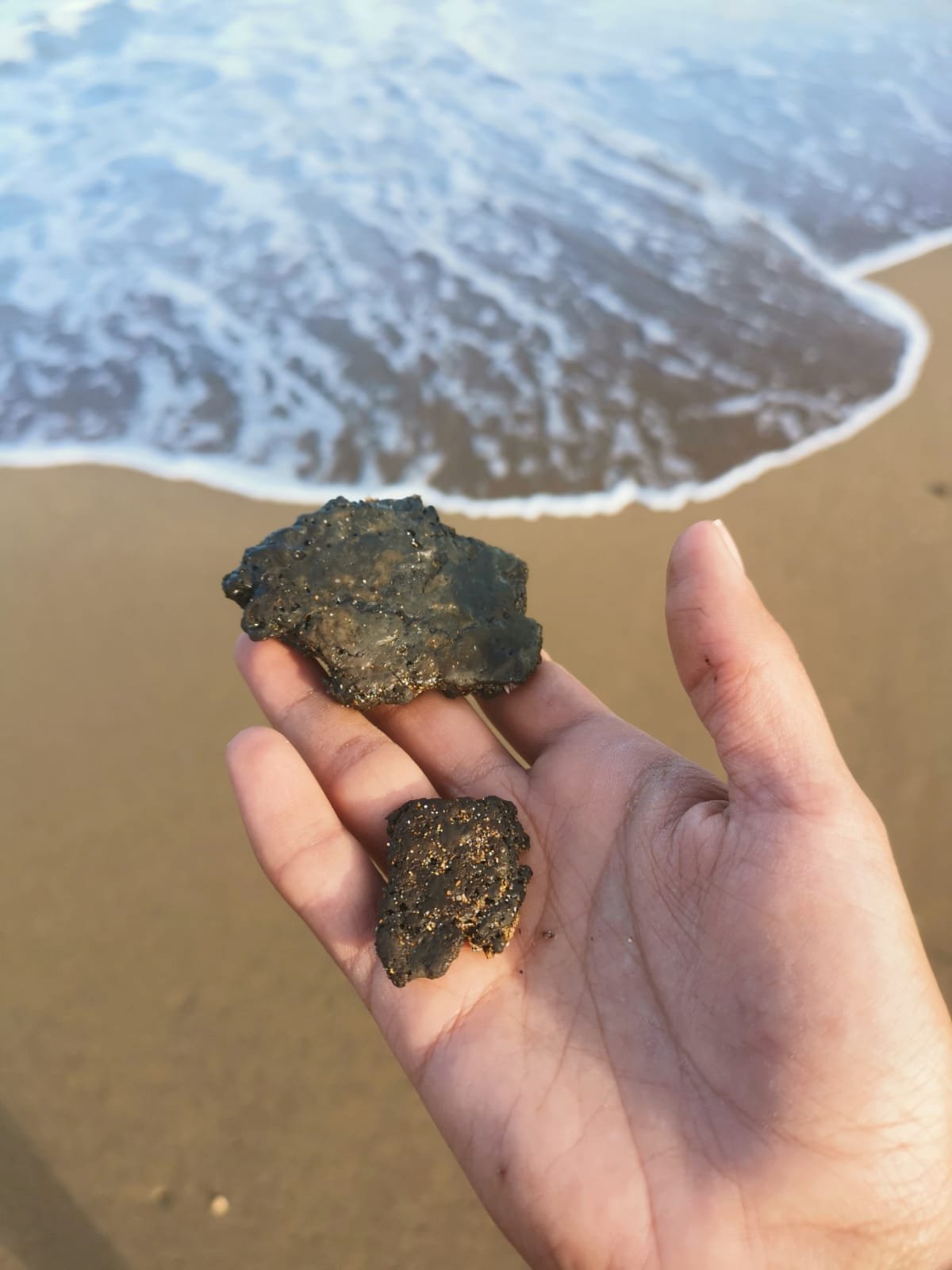SPOT: 'Suriye petrol sızıntısı kaynaklı 50 kg. katranı denizden ve kumdan topladık'