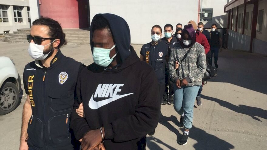 Mail hesaplarını kopyaladıkları şirketleri dolandırdılar