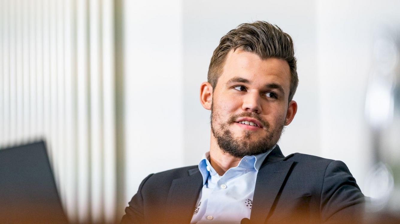 Dünyanın en büyük satranççısı Magnus Carlsen insan olarak kazandı