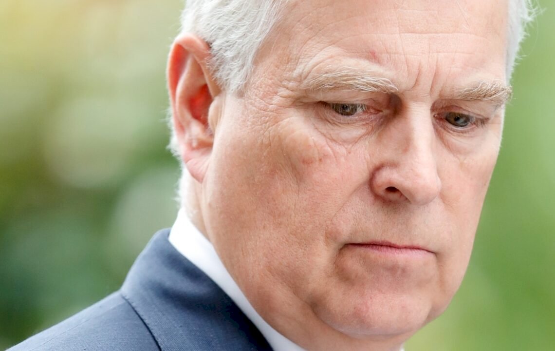 İngiltere Kraliçesi oğlu Prens Andrew’un kraliyet himayesini kaldırdı