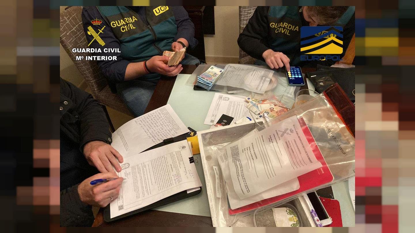 Paralel bankacılık sistemi ile yasa dışı gelirleri akladılar