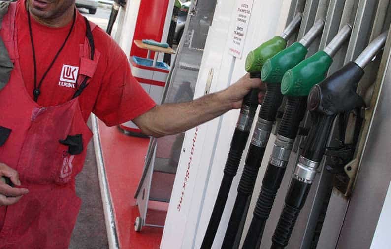Güney Kıbrıs’ta benzin fiyatları 2 euroya, 32 TL’ye dayandı