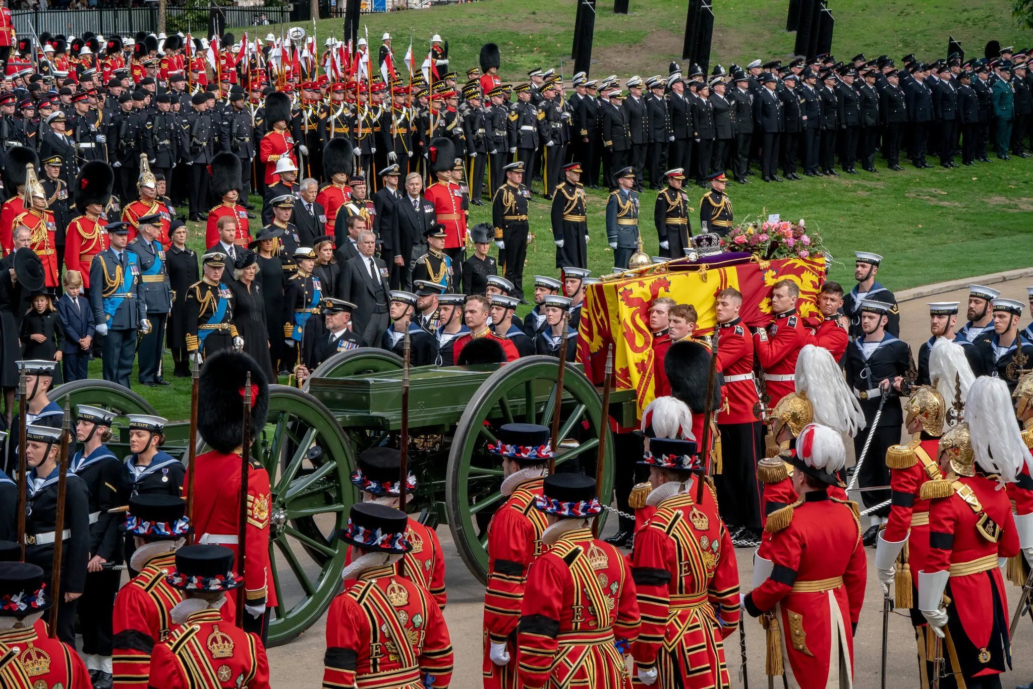 Kraliçe II. Elizabeth'i son yolculuğuna uğurlayanlar arasında kraliyet karşıtları da var