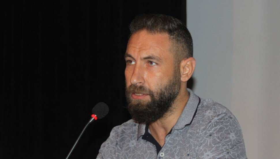 Maviş: Devlet okul yapma sorumluluğundan kaçtı