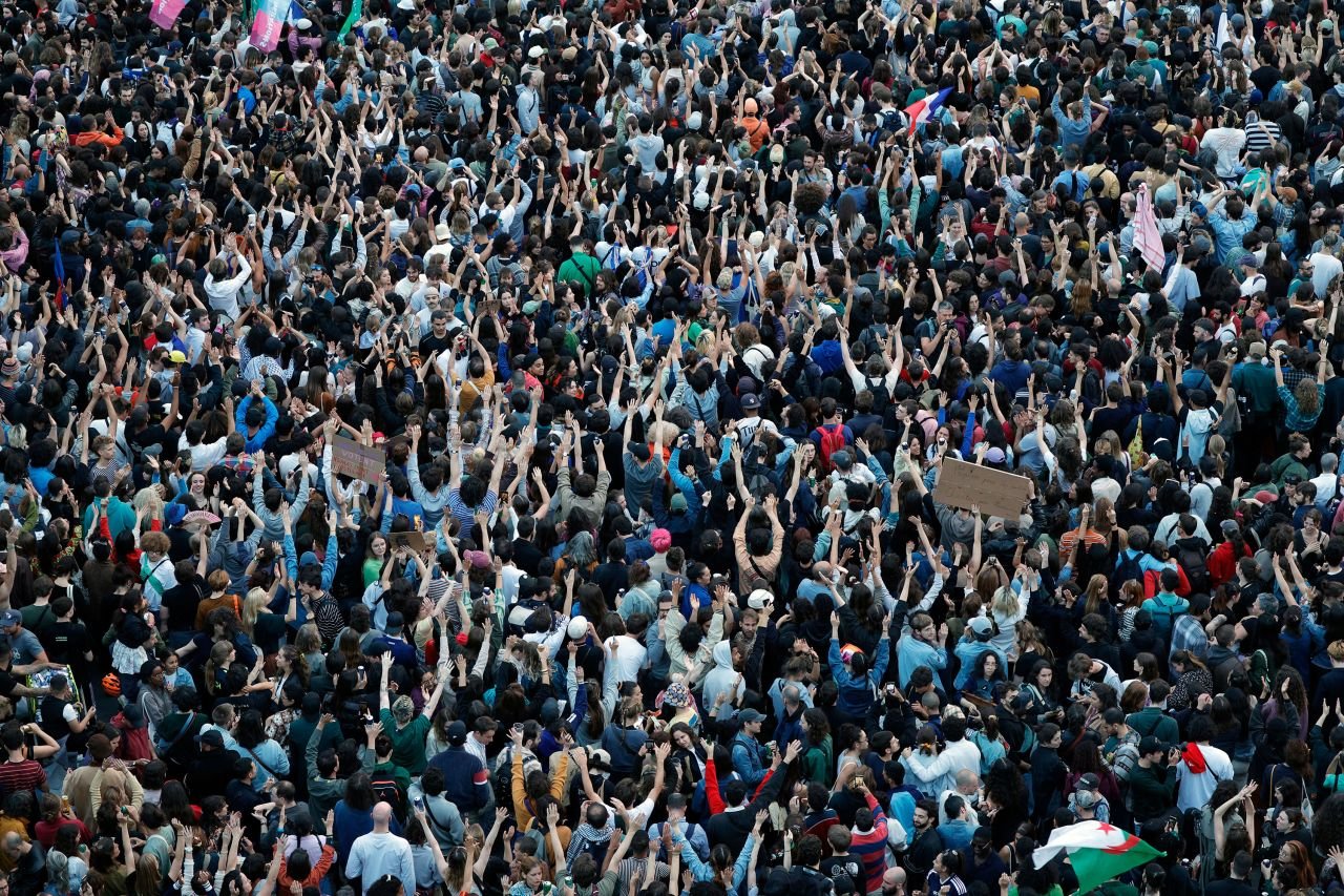  Fransız halkı aşırı sağa ve ırkçılığa geçit vermedi