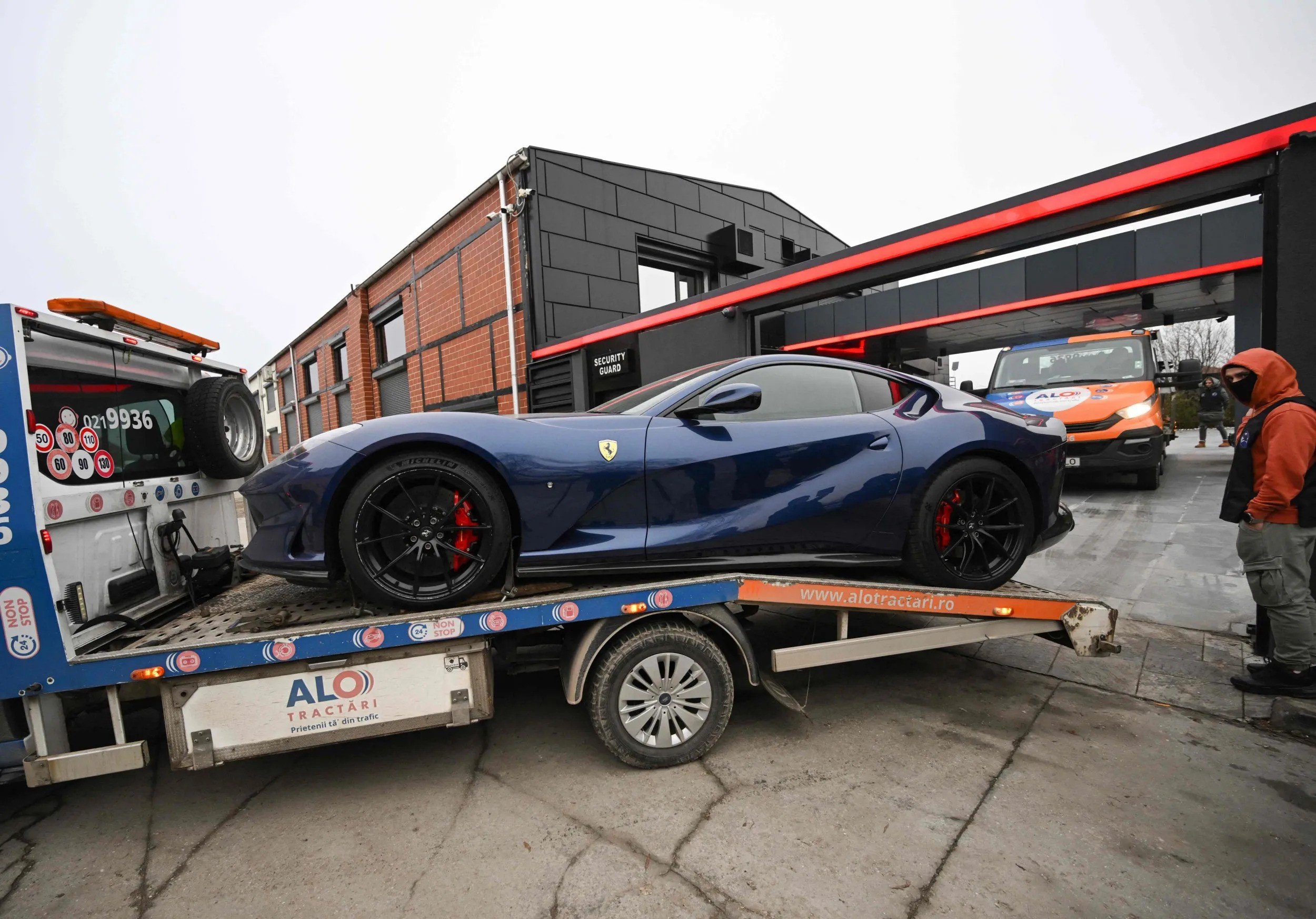 ‘Kadın düşmanı’ fenomen Tate kardeşlerin lüks arabalarına el konuldu