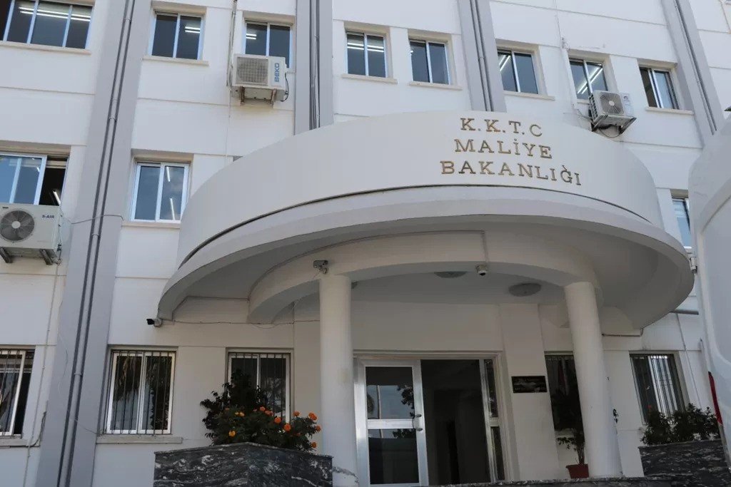 Girne ve İskele’de bir arazi ve bina KKTC Maliye Bakanlığı’nın yönetimine verildi