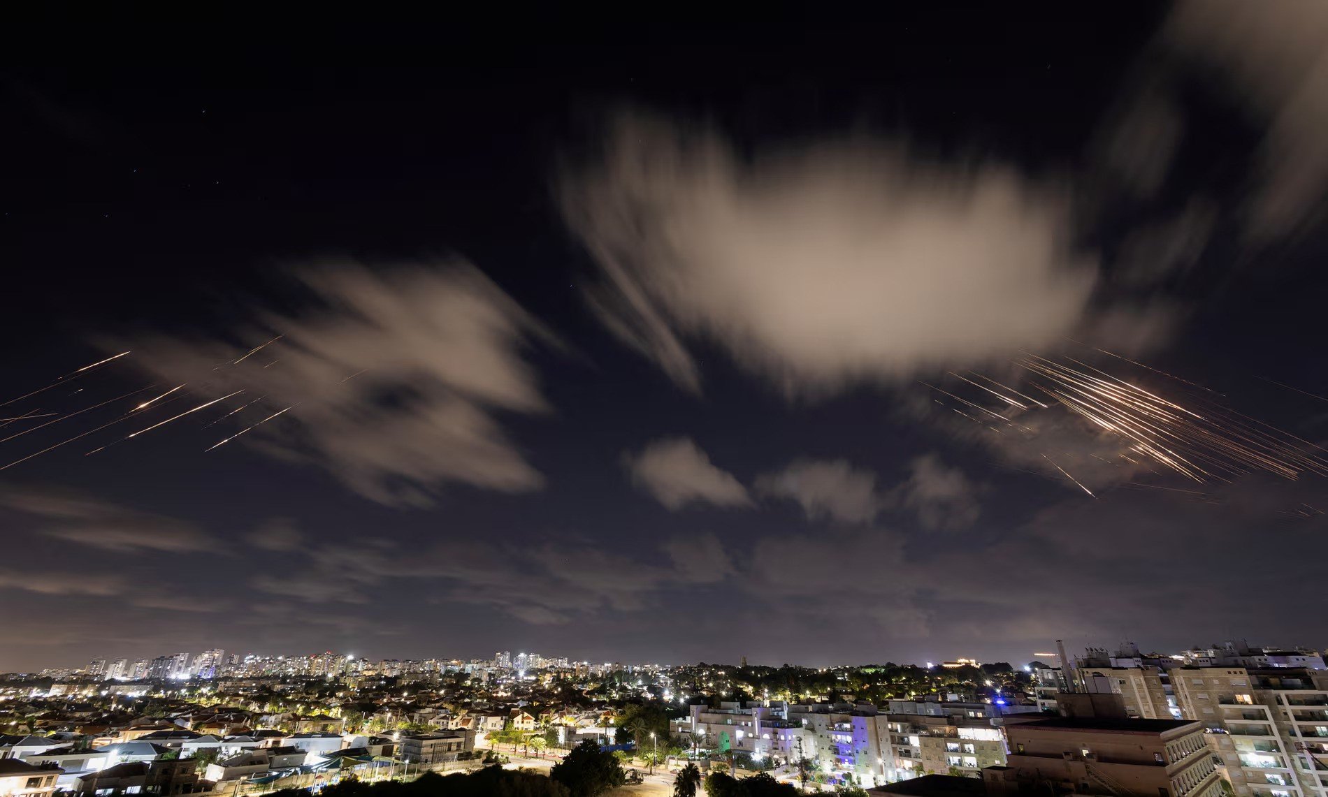 İran İsrail'e yaklaşık 200 balistik füze fırlattı