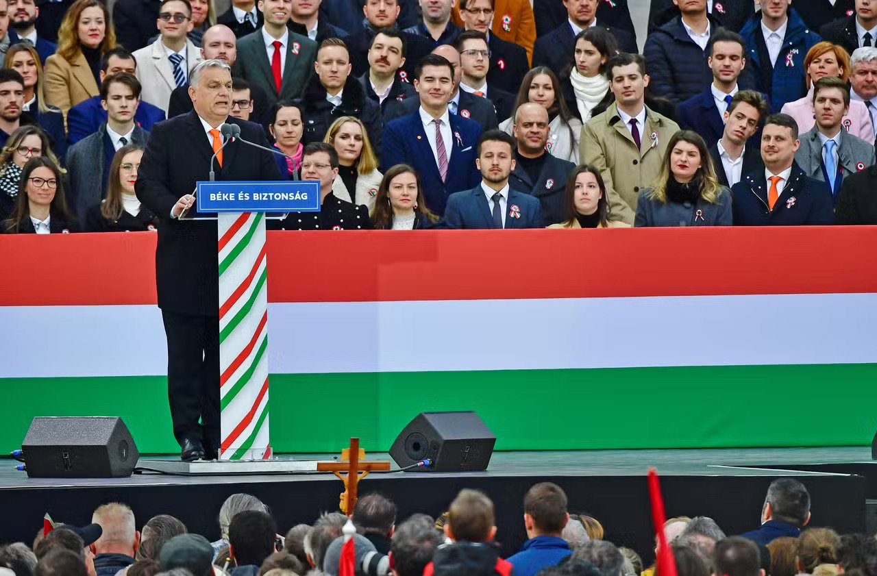 Macaristan'da LGBT+ bireylere kısıtlama ve çifte vatandaşların yurttaşlığının askıya alınması kabul edildi