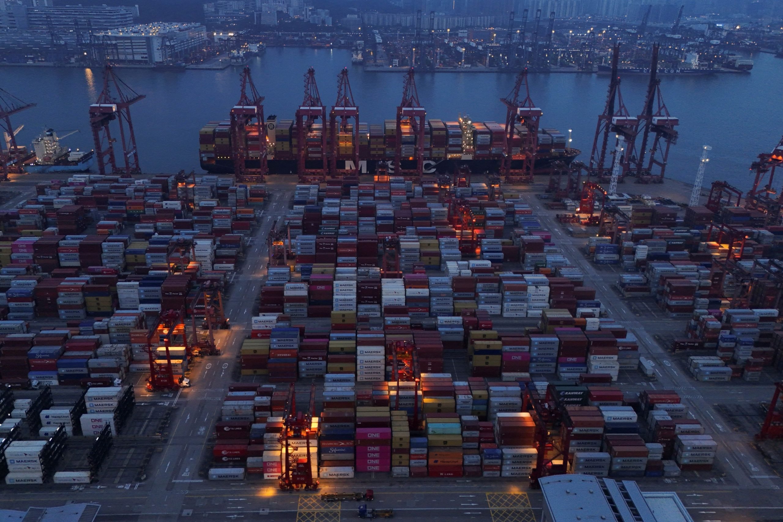 Trump Çin ithalatına uyguladığı vergileri yarıdan fazla düşürebilir