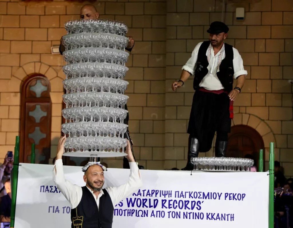 Video: Kıbrıslı Rum dansçı kafasında 416 bardakla yürüdü