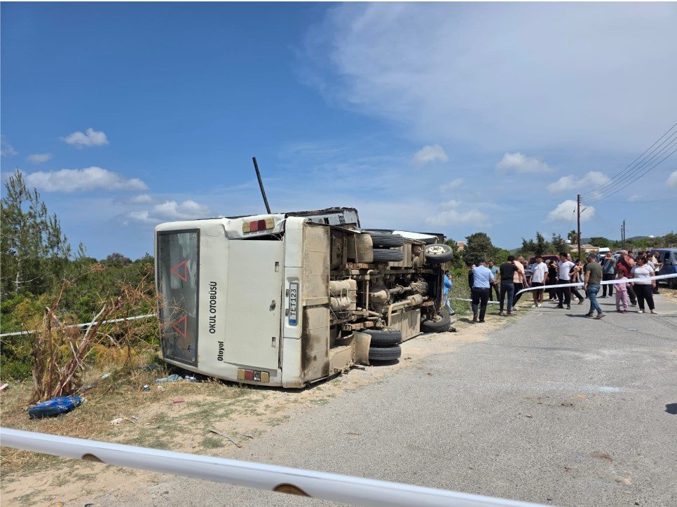 Öğrencileri taşıyan okul otobüsünün devrilmesinden sonra Erenköy Lisesi’ne iki gün idari tatil 