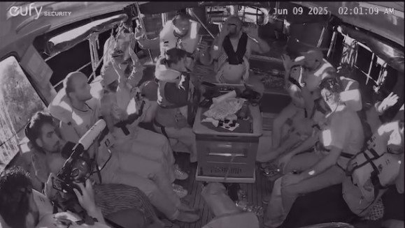 İsrail ordusu aktivist Greta Thunberg’in de bulunduğu Gazze’ye giden gemiye baskın düzenledi