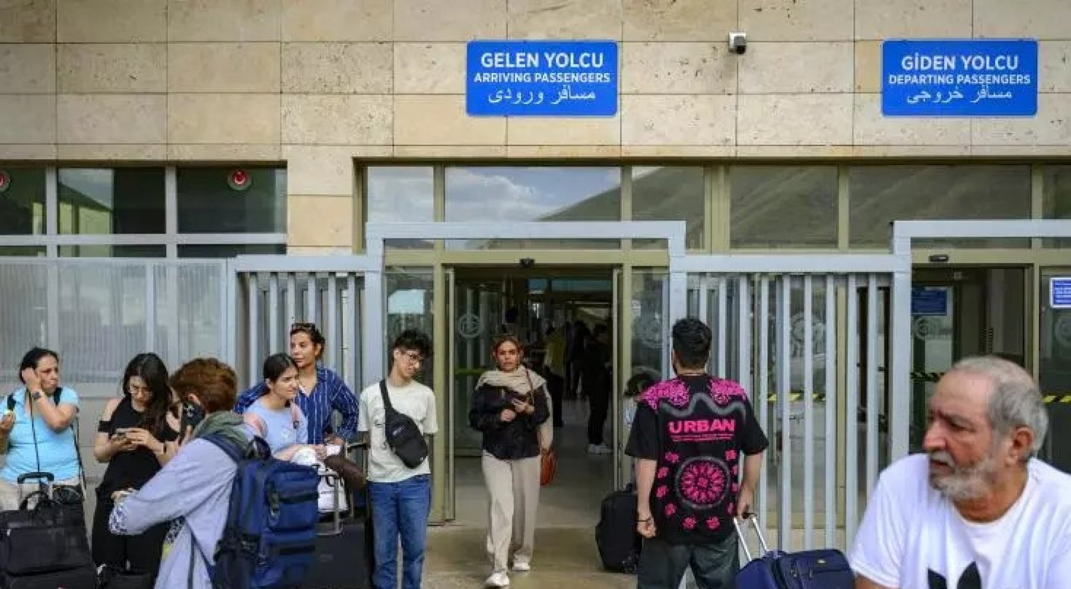 Le Monde: ‘Türkiye’nin İran’la sınır kapısı Kapıköy’den gündüzleri saatte 300’ü aşkın kişi geçiyor’