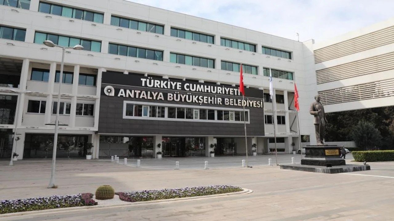 CHP’li Antalya Büyükşehir Belediye Başkanı Muhittin Böcek de gözaltına alındı