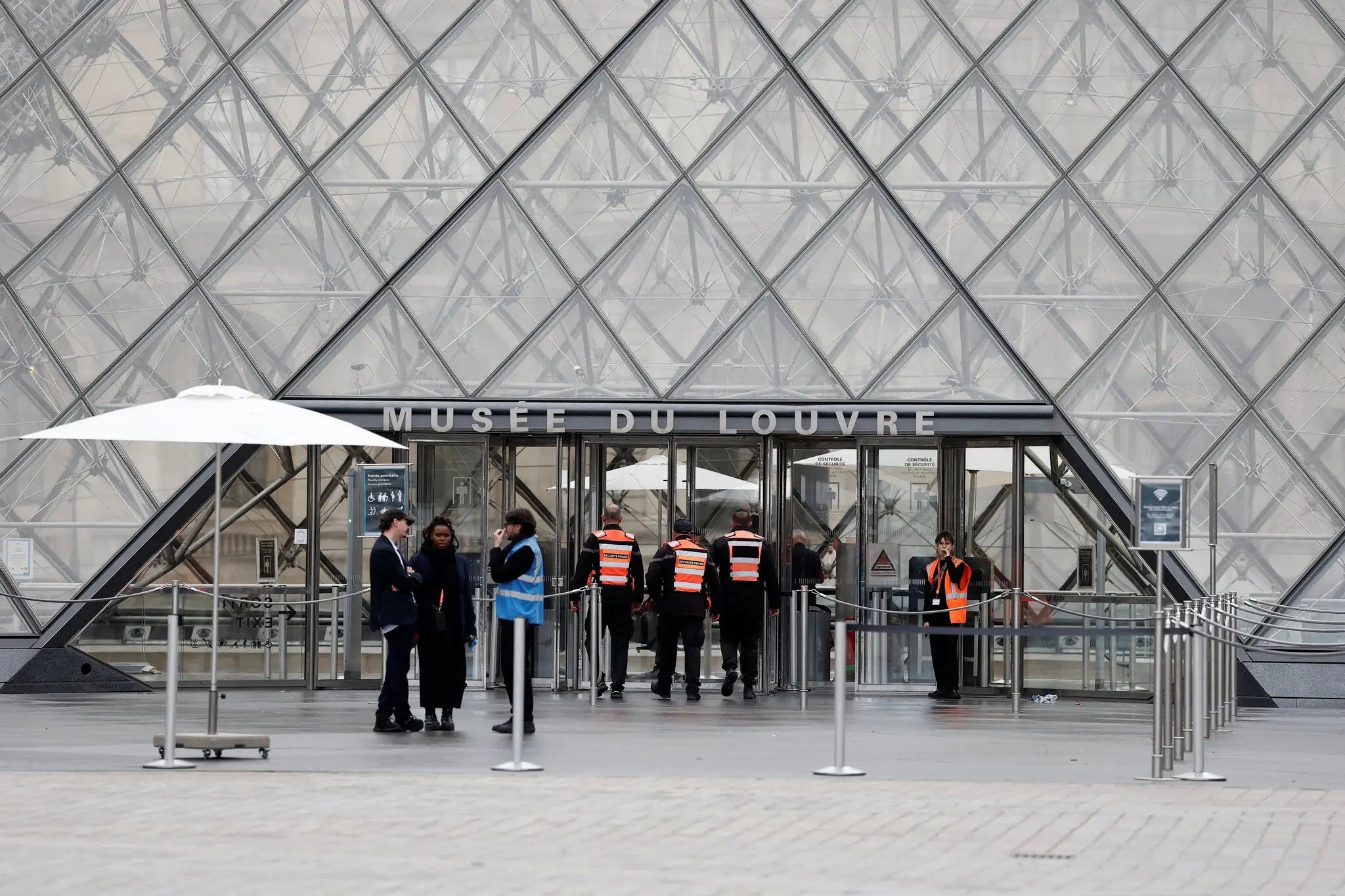 Louvre Müzesi soygununda yeni gelişme: Fransız polisi bazı şüphelileri tutukladı