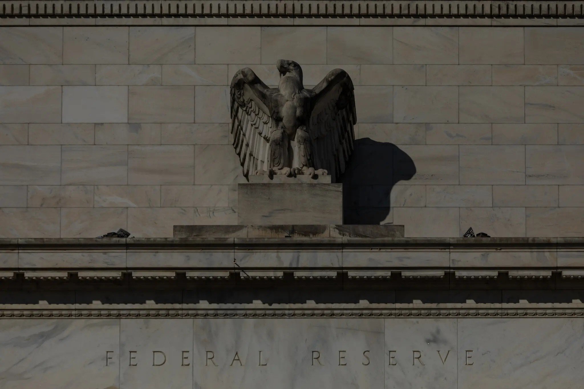 Baskı altındaki ABD Merkez Bankası faiz oranlarını son üç yılın en düşük seviyesine indirdi