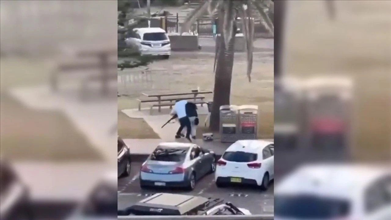 12 kişinin öldüğü Sidney saldırısında yoldan geçen kişi saldırganı etkisiz hale getirdi