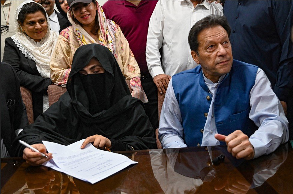 Pakistan'da eski Başbakan İmran Han ve eşi on yedi yıl hapis cezasına çarptırıldı