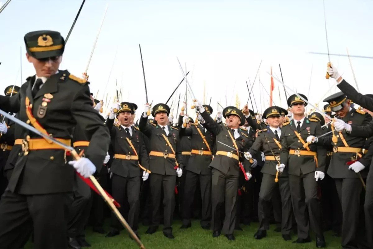 Türkiye: Mahkeme, kılıç çatıp Subay Andı okuyan teğmene verilen disiplin cezasını iptal etti
