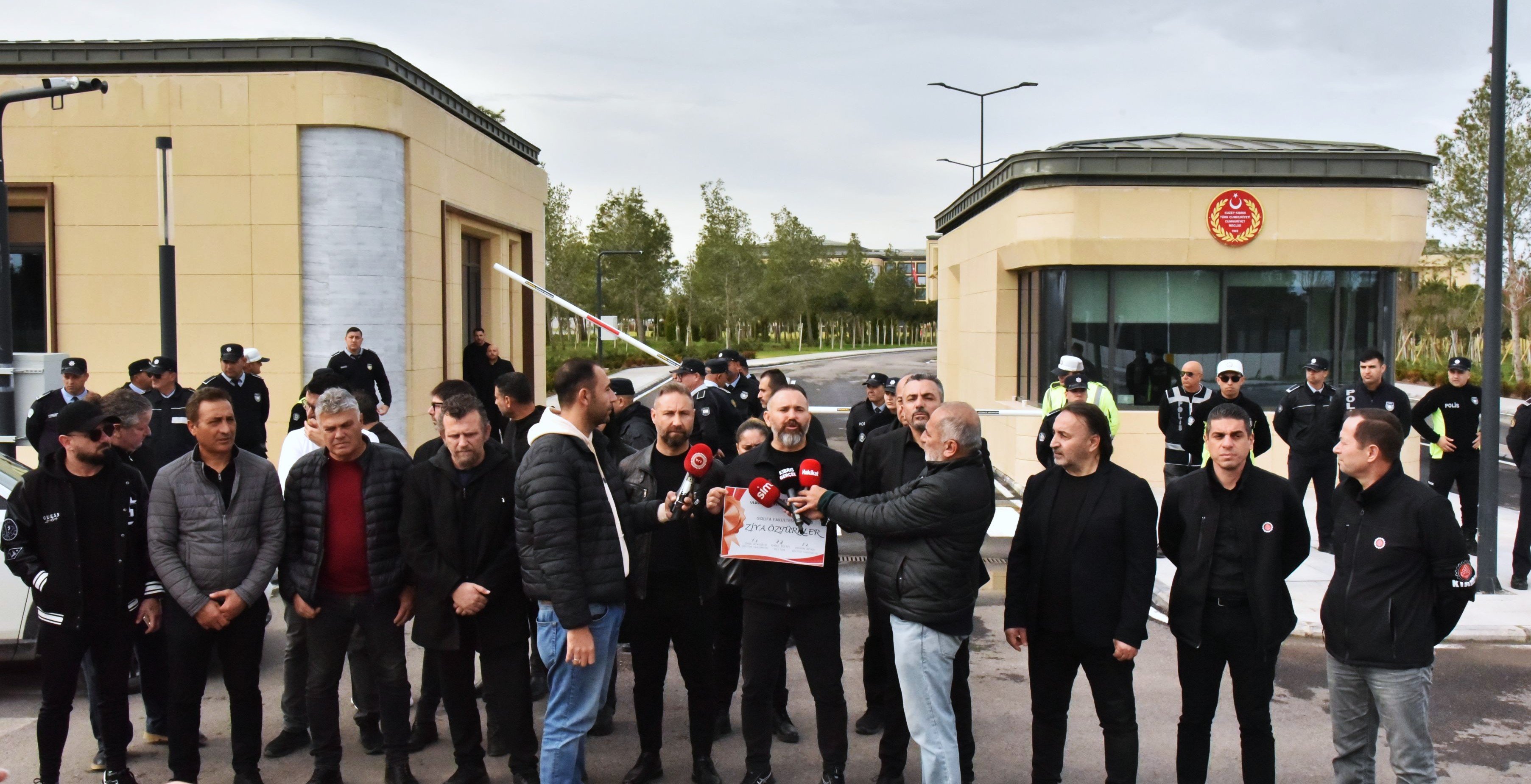 Kamuda yetkili beş sendikadan Ziya Öztürkler’i protesto eylemi