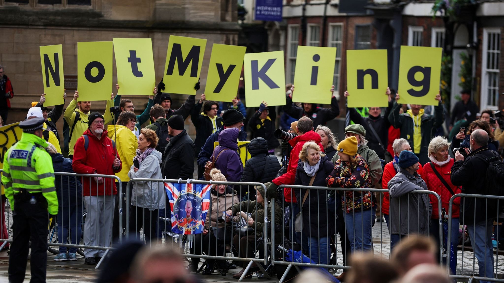 Eski prens Andrew ile şikâyet monarşi karşıtı bir grup tarafından yapıldı