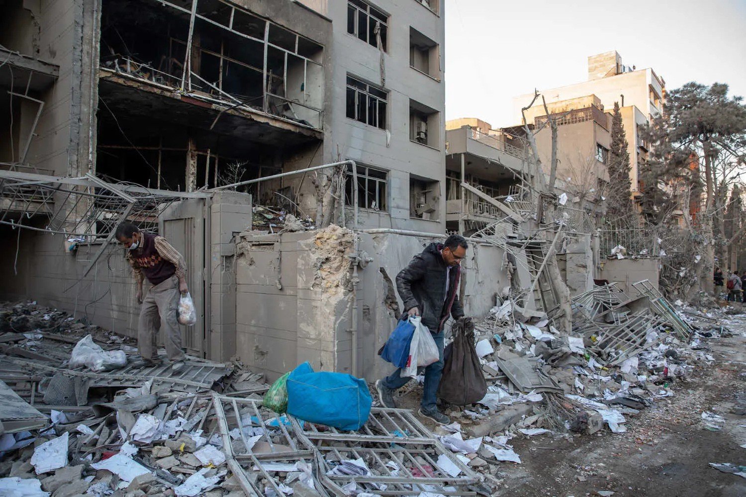 Suudi Arabistan'daki ABD Büyükelçiliği hedef alındı; Umman limanında bir yakıt tankına İHA isabet etti