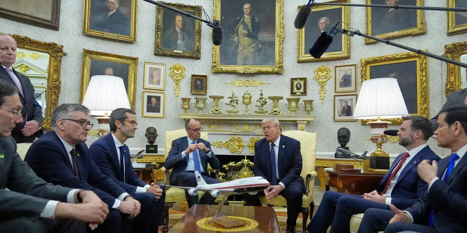 Trump: 'İran rejimi içinden ‘birinin’ iktidarı devralması en iyi seçenek olabilir'