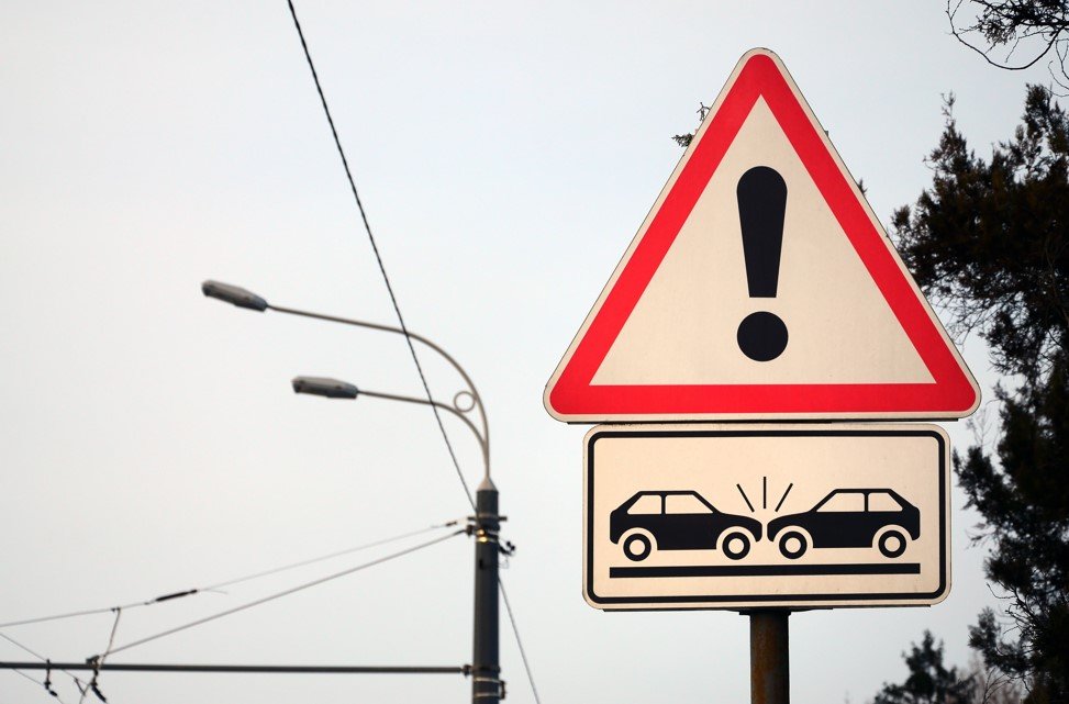 Ehliyetsiz ve alkollü sürücü kaza yaptı; 72 yaşındaki dikkatsiz sürücü çocuklu minibüse çarptı