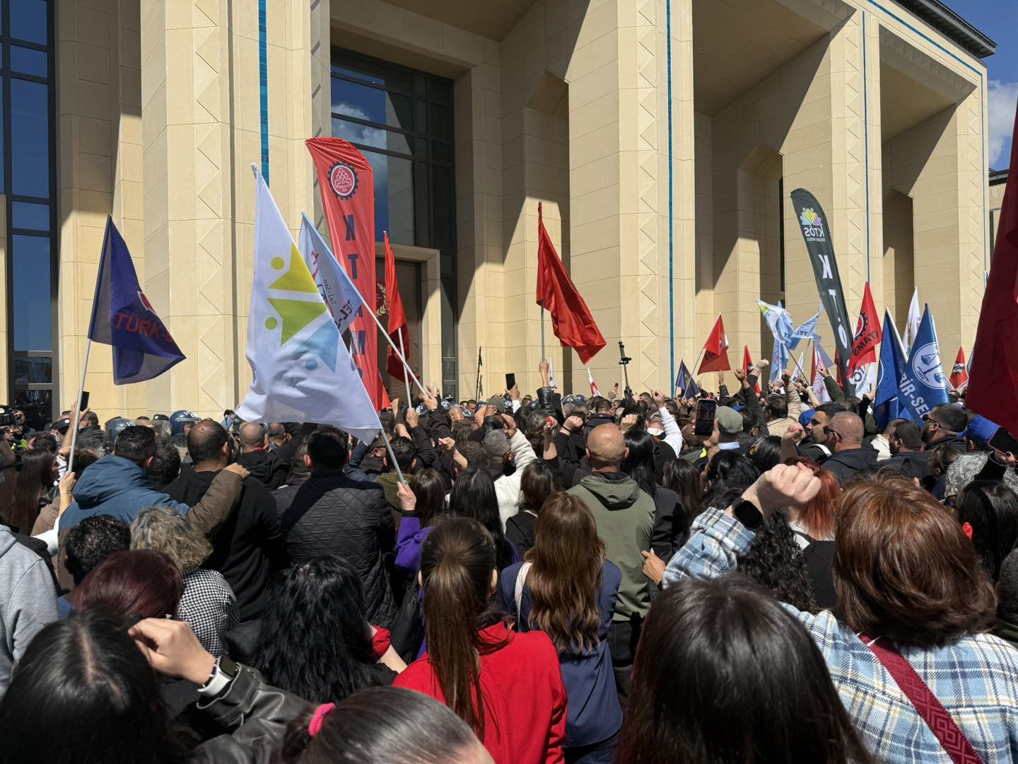 Hükümet ile sendikalar görüşüyor