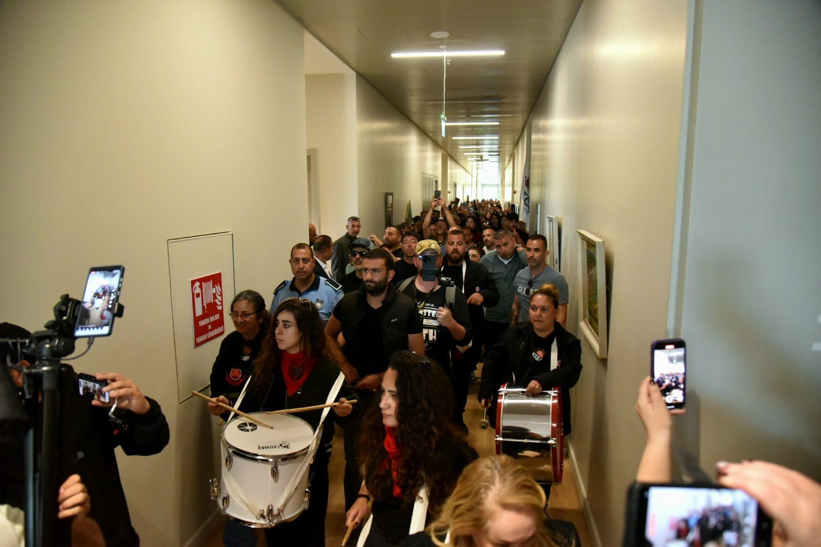 Batık bankalar krizinden bu yana ilk kez Meclis eylemciler tarafından basıldı