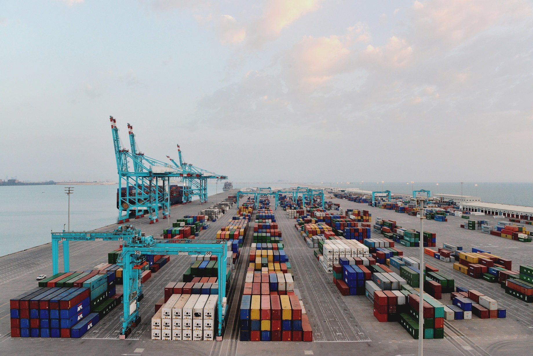 Bahreyn'in ana limanı yarın kapalı olacak, Kuveyt halka sabaha kadar dışarı çıkmayın dedi